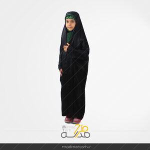 دختر دست به سینه