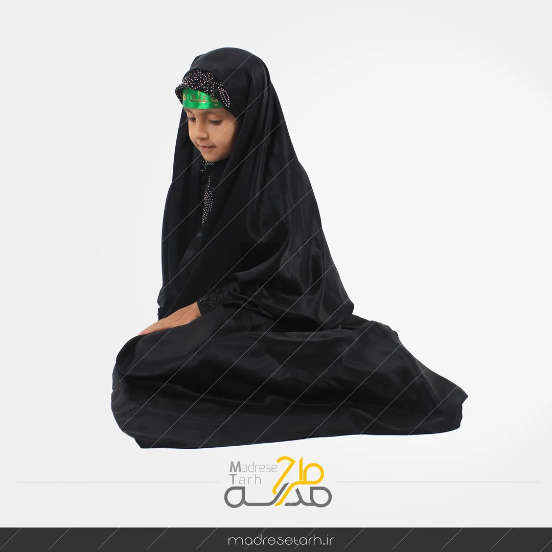 دختر نشسته محزون