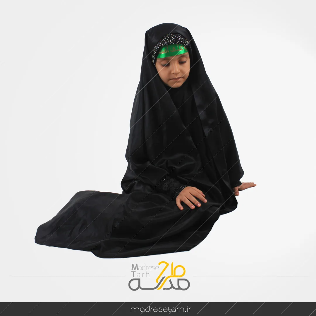 دختر عزادار نشسته